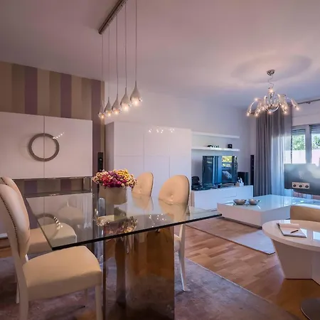 Flamingos - Spacious 2 Bedroom With Ac And Outdoor Area *