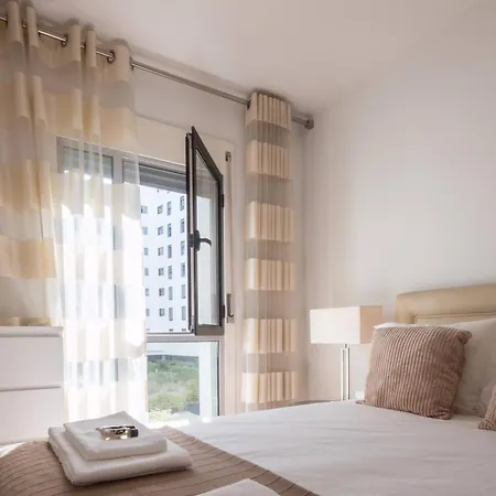 Flamingos - Spacious 2 Bedroom With Ac And Outdoor Area *